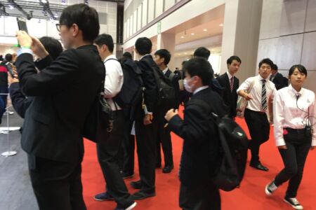 上課時間，來看展的學生都穿制服
