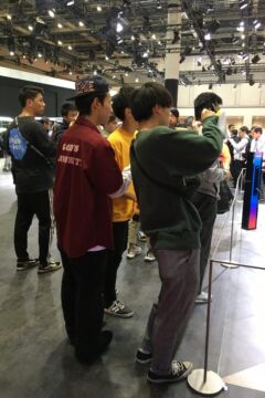 看起來像大學生，在拍電動車