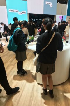 台灣不可能看到高中女生認真看brochure的畫面